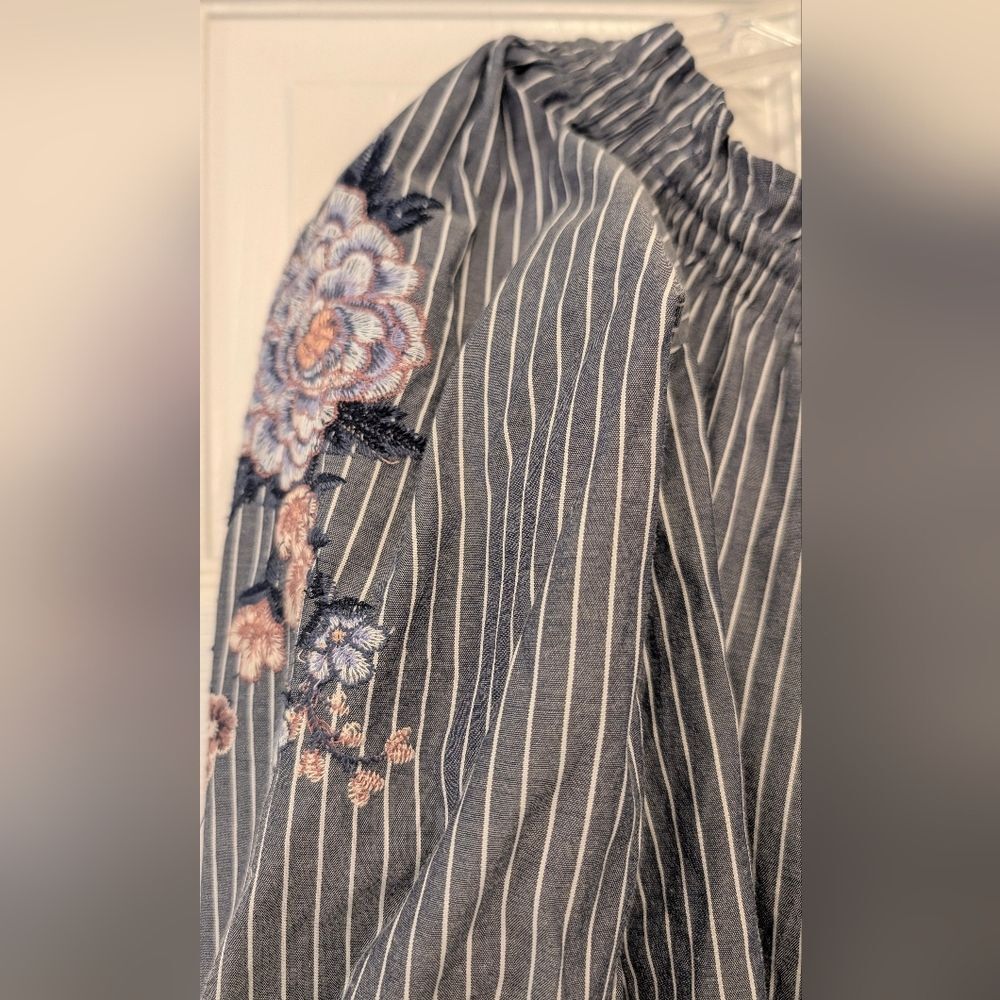 American Eagle Floral Embroidered Off-Shoulder Top Gray Boho Relaxed Babydoll S - Picture 9 of 9